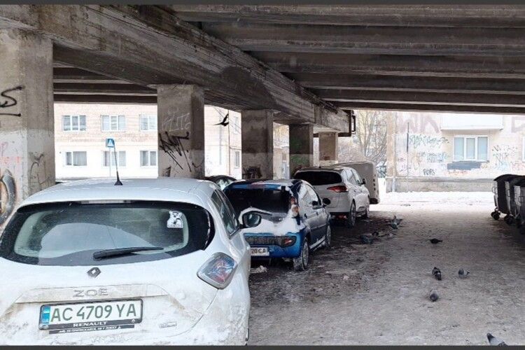 Парковка під мостом обійшлася луцьким водіям у 680 грн
