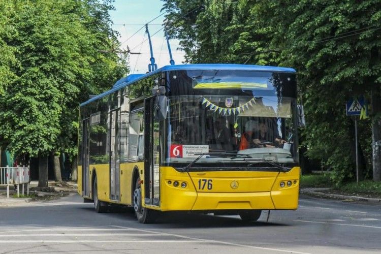 В Івано-Франківську невідомий обстріляв тролейбус