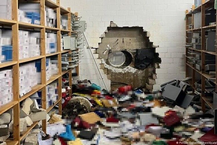 Пограбування як в кіно: злочинці пробили стіну і винесли з банку 30 мільйонів