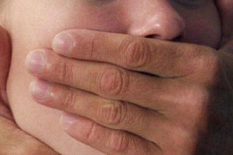 «Стискав обличчя і заливав у рот з пляшки рідину з запахом нафтопродукту»: Рівненський суд виніс вирок за спробу зґвалтування