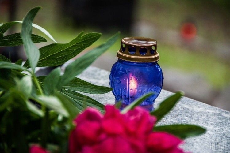 В Івано-Франківську померлу від коронавірусу жінку поховали на окремо виділеній ділянці цвинтаря