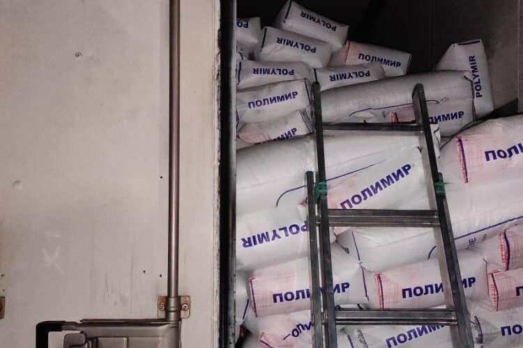 На кордоні з Білоруссю знову виявили сигарети у вантажі будматеріалів (Фото, відео)
