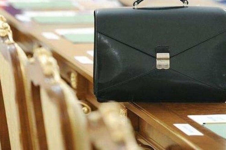 Кабмін звільнив двох заступників міністрів