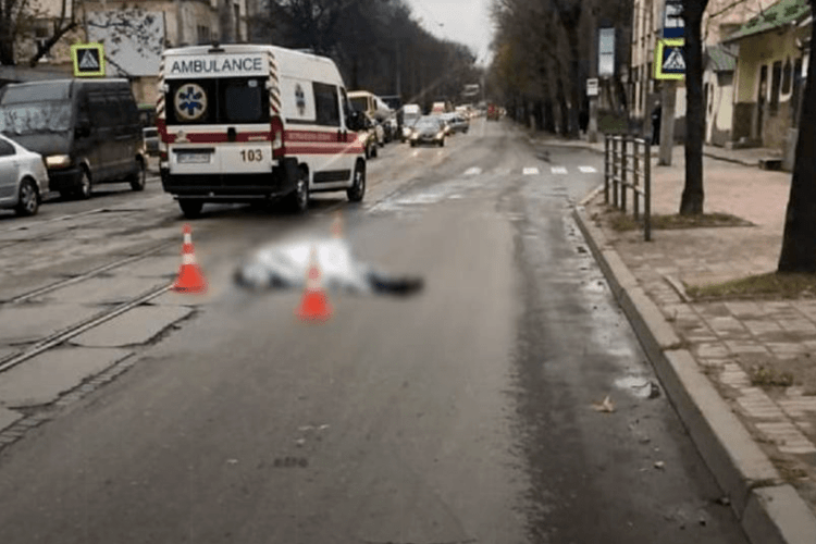 Легковик на швидкості збив людину на пішохідному переході: момент потрапив на камеру (Відео)