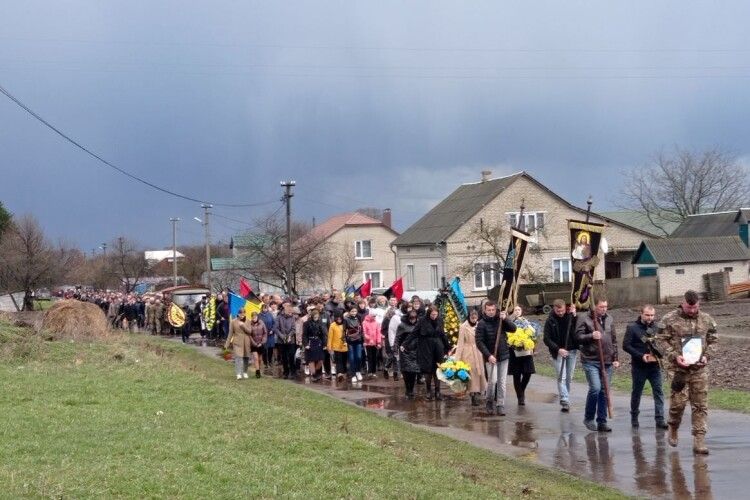 Без батька залишилися троє дітей: на Волині попрощалися із Василем Збудовським (Фото, відео)