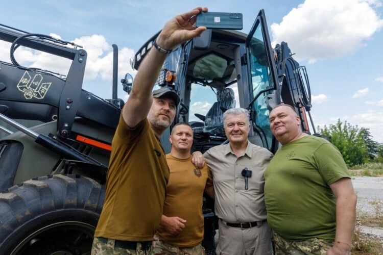 Порошенко привіз нову партію техніки на Харківщину: зараз не до відпочинку — на фронті дуже гаряче