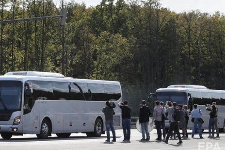 У Росії звільнених у межах обміну зустрічали пропагандисти Кисельов і Скабєєва, два автобуси та автозак