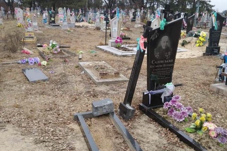 Житель Кутина поглумився над могилами у Храпині (фото)