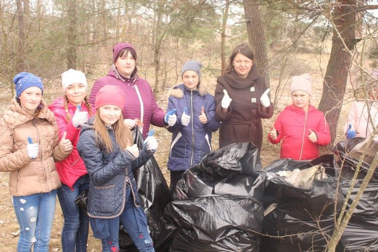Вихованці Підкормільського учнівського лісництва прибрали навколишній ліс (фото)
