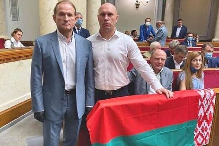 Кива і Медведчук вивісили у Верховній Раді «лукашенківський» червоно-зелений прапор