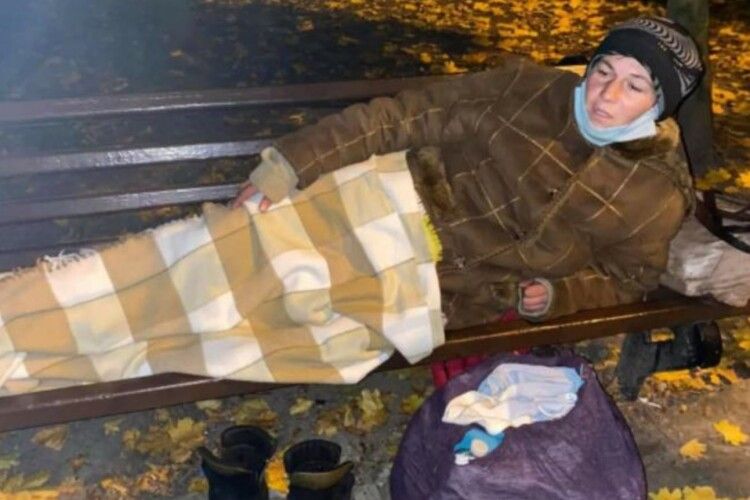 Жителька Рівненщини, яка через карантин втратила роботу, ночувала на лавці в парку