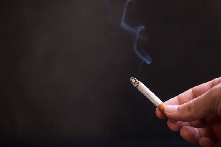 У Любешові за місяць двох мешканців впіймали із цигарками в забороненому місці