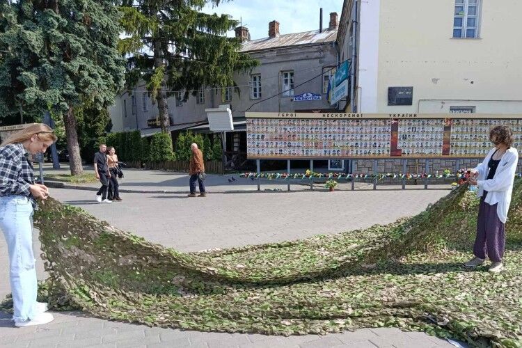 У центрі Луцька: «Ух ти, ви сітки плетете! Мені треба. Можна їх у вас купити?»