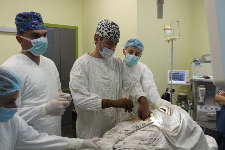 Ковельські лікарі провели надскладну операцію і врятували життя пацієнтці