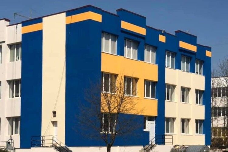 У Луцьку оновлюють фасад школи №25 (фото)