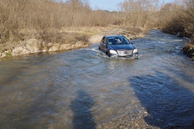 На Львівщині подружжя застрягло автівкою посеред річки