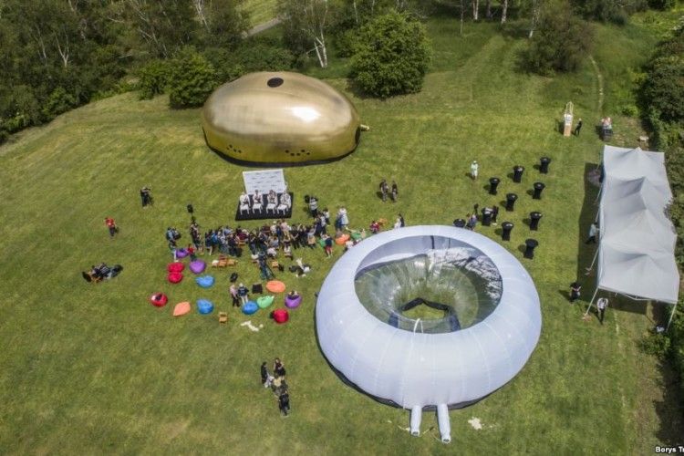 У столичному ботсаду відкрили «Парк корупції» – серед експонатів «золотий батон» і «бульбашки популізму»  