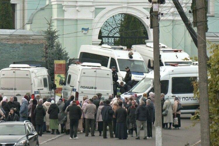 У соборі на Волині виселяють представників УПЦ: майно описали, дверні замки змінили (Фото, відео)
