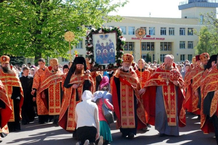 Вулицями Луцька пройшла Хресна хода з іконою святих Жінок Мироносиць