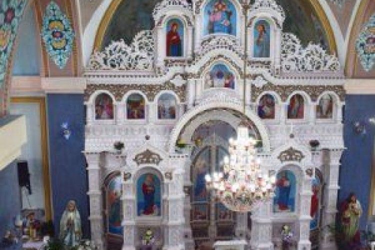 Вишили унікальний іконостас з бісеру