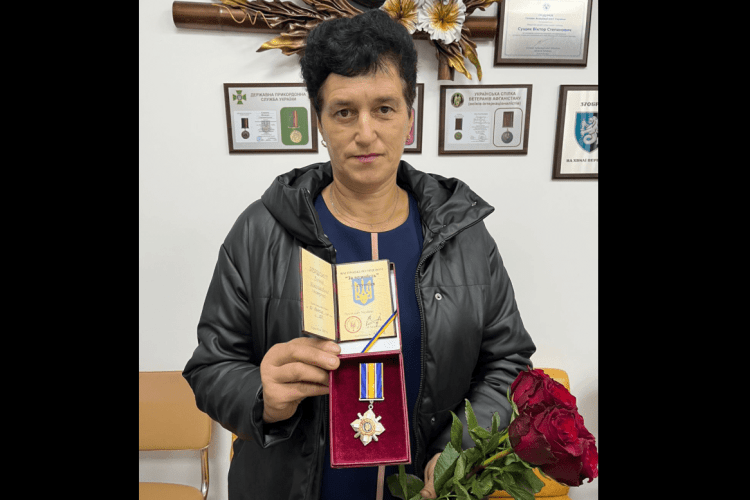 Мамі полеглого Воїна з Волині вручили посмертну нагороду сина