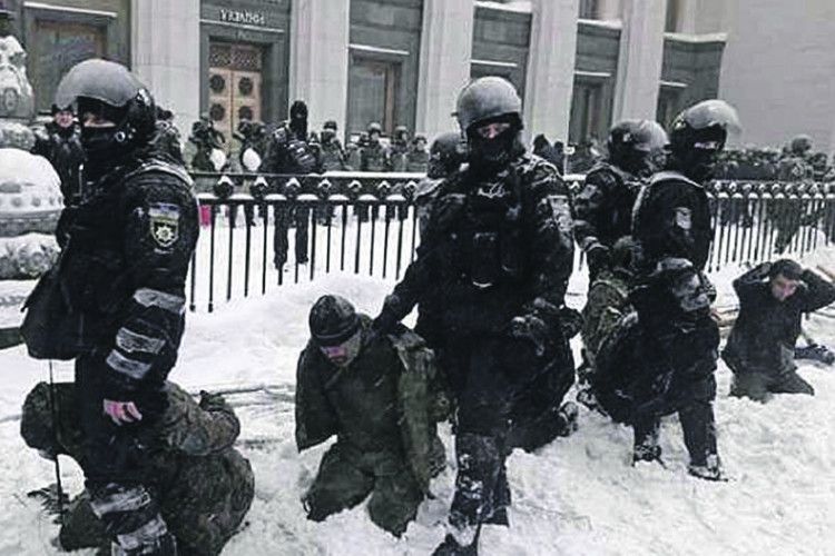 Аваков насміхається  із протестувальників,  яких поставили на коліна