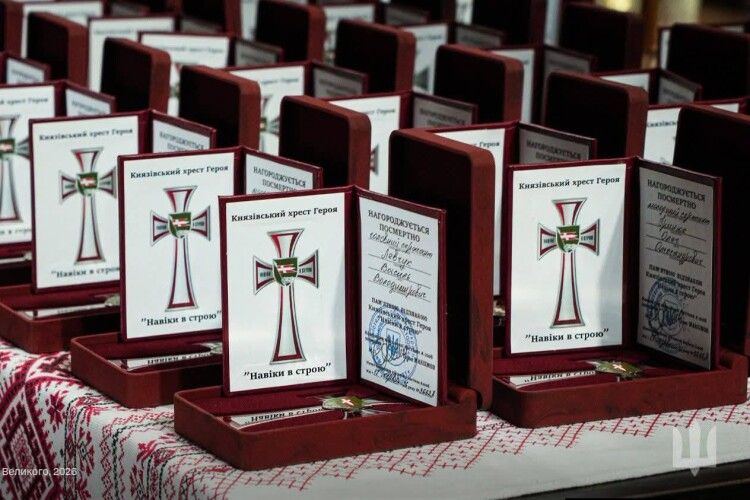 Матері загиблого на війні волинянина вручили Князівський хрест Героя «Навіки в строю»