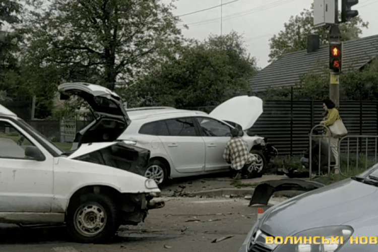 На перехресті у Луцьку сталася ДТП: від удару авто викинуло на узбіччя (Відео)