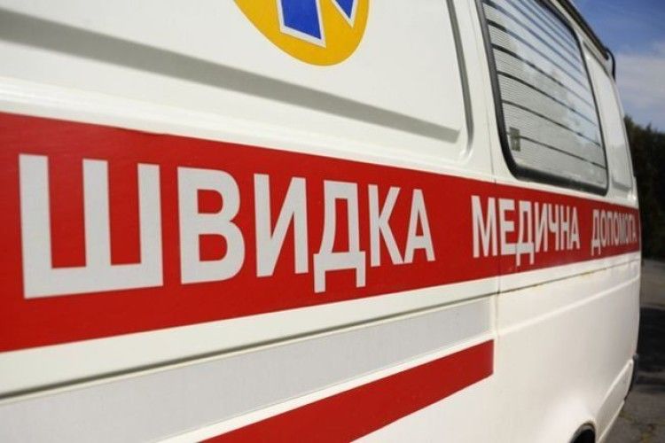 У Львові чоловік випав з автобуса і від травм помер на місці 