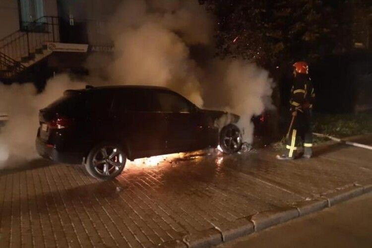 У Рівному загорівся «BMW». Вогонь йшов на будинок (Фото)