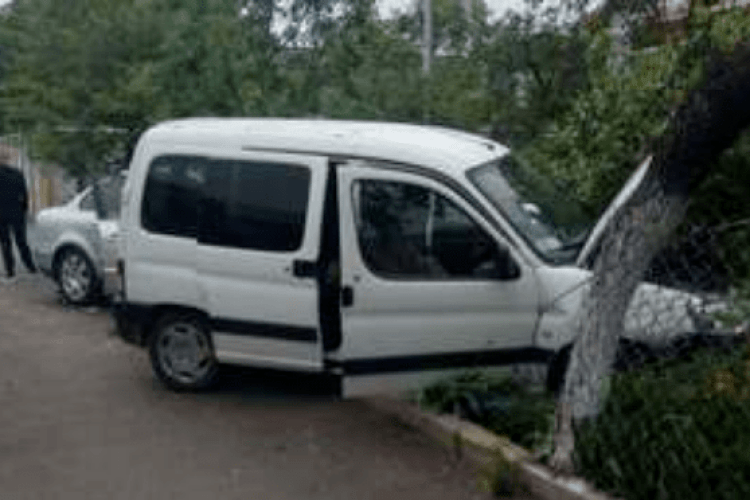 У Рівному дві автівки з людьми влетіли у паркан (Фото)