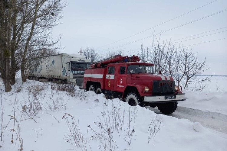 У снігу застряг автобус «Луцьк-Нововолинськ»