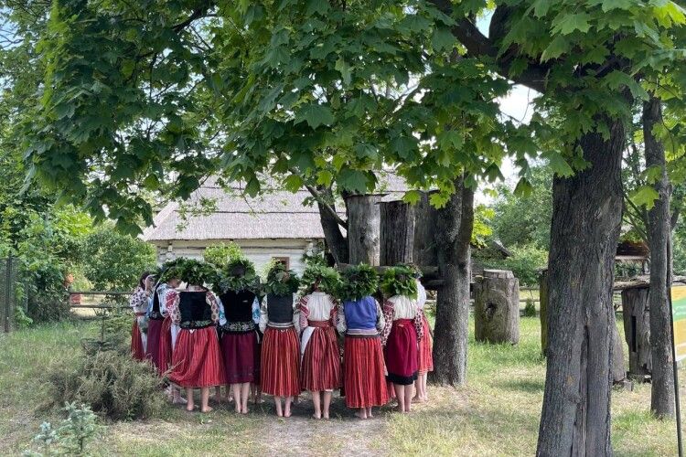 На Рівненщині показали унікальний дохристиянський обряд «Водіння Куста» (Фото)