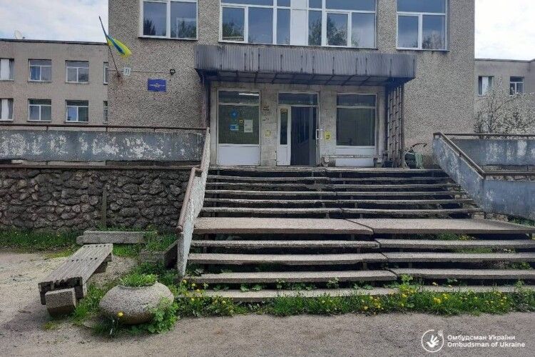 Керівник лікарні на Закарпатті втік за кордон, залишивши заклад без грошей, а пацієнтів – без ліків