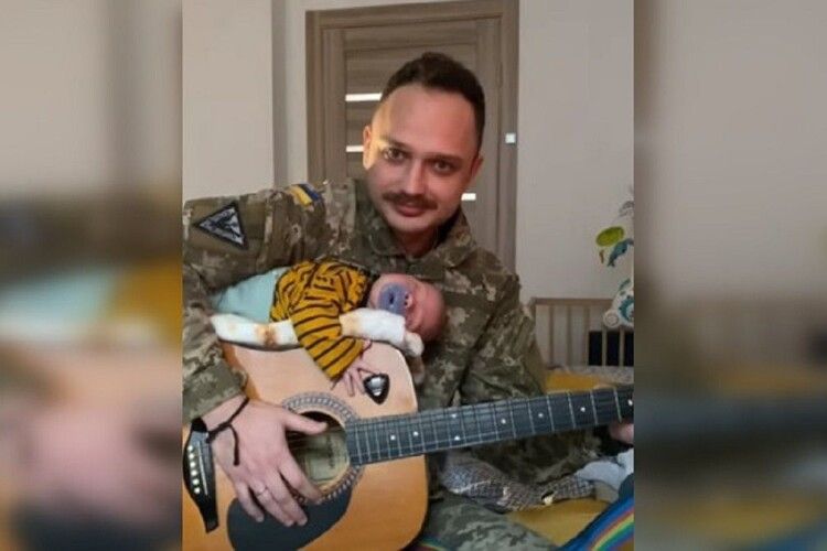 Тато-воїн грає на гітарі,  а синочок мило спить (Вражаюче відео)