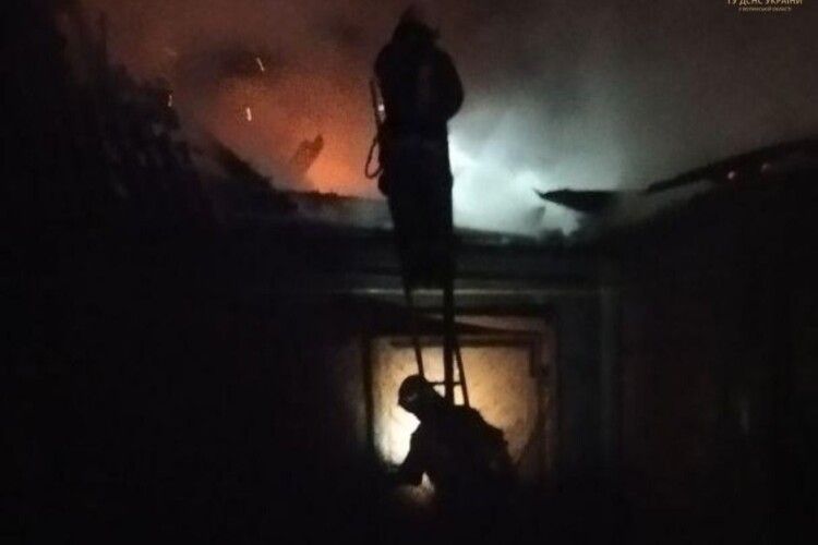 Вночі на Горохівщині загорілась будівля від блискавки 