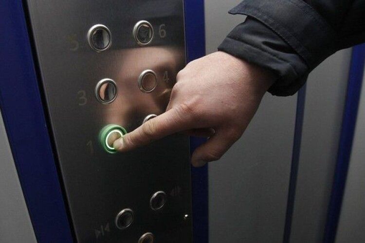 В жінки почалися пологи у… заблокованому  ліфіті