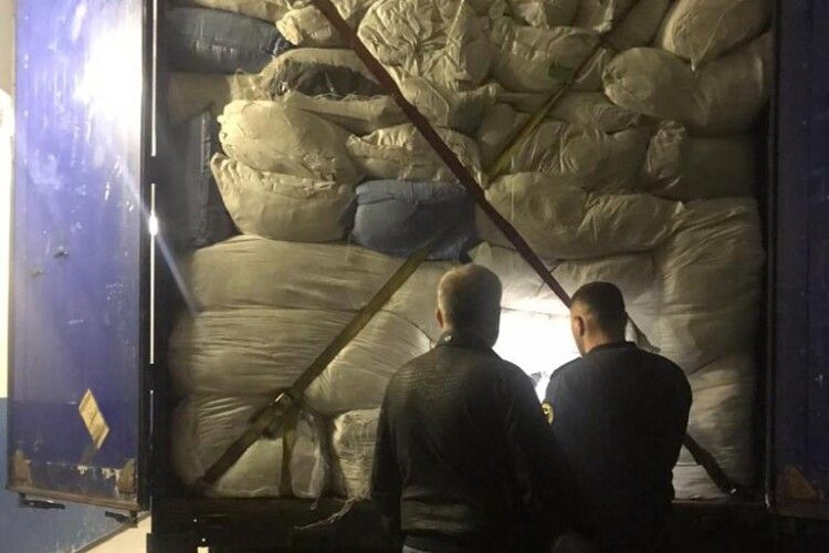 На «Ягодині» затримано тонни контрабандного одягу вартістю майже 12 мільйонів гривень (Фото)