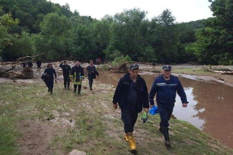 На Тернопільщині потік дощової води змив із дороги авто, потонули троє людей 