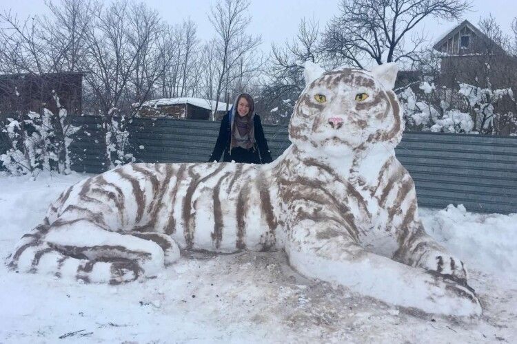Українка зліпила зі снігу величезного тигра