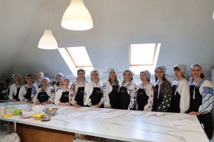 Відомі жінки Луцької громади випікали паски для військових (Фото)