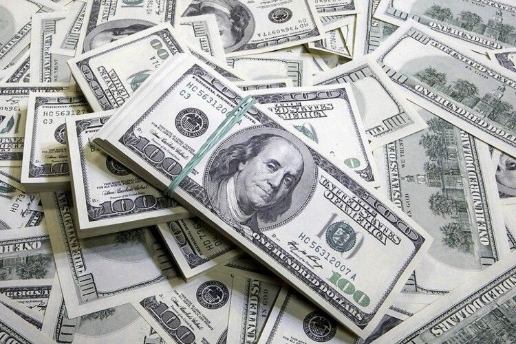 Українські банки готуються змінювати курс долара: скільки коштуватиме з понеділка