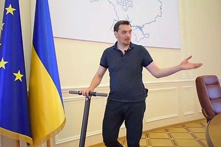 Прем'єр-міністр України покатався будівлею Кабміну на самокаті (Відео)