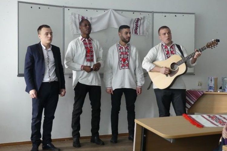 Студенти факультету філології та журналістики весело і весняно вшанували Лесю Українку (фото)