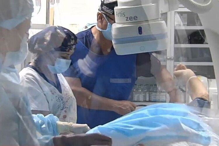 Українські хірурги провели унікальну операцію на серці 97-річної бабусі