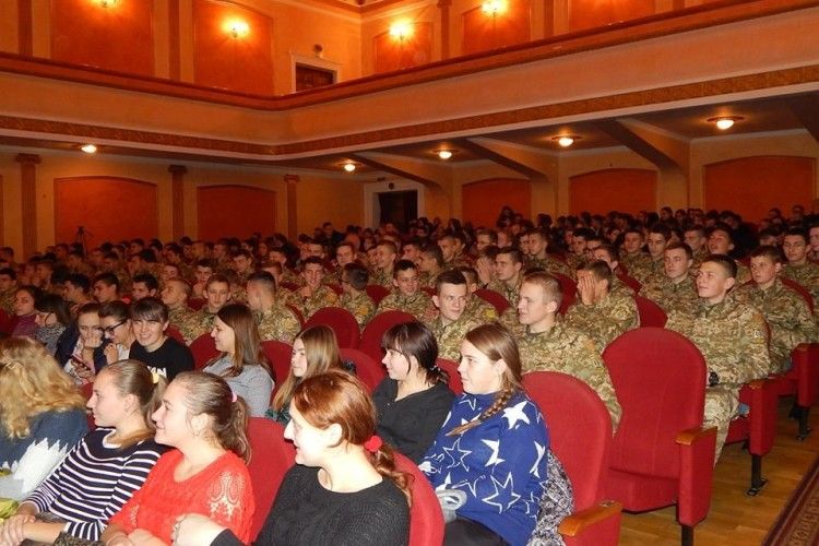 200 луцьких школярів прийшли на показ фільму про Ніла Хасевича