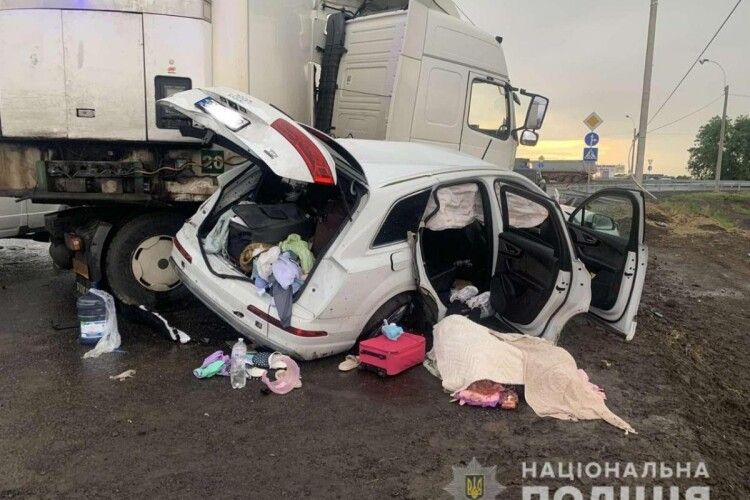 Вижила тільки старша донька: в жахливій ДТП загинула сім’я «свободівця» (Фото, відео)