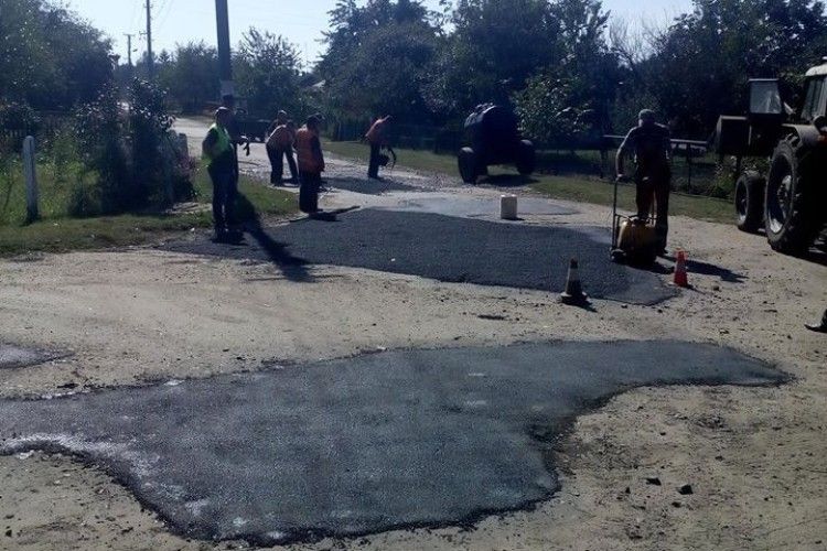 На Демидівщині якість дорожних робіт прив’язали до погоди