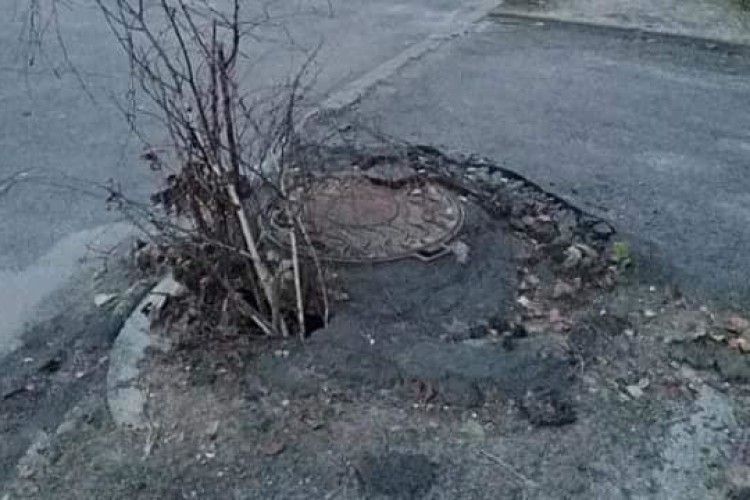 Луцькі муніципали побачили провалля біля люка неподалік школи, і... 