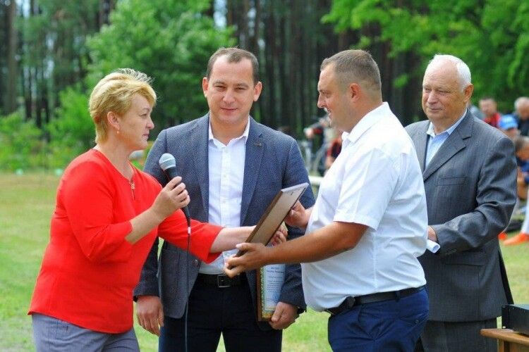 Шацькі лісівники допомогли облаштувати селищний стадіон